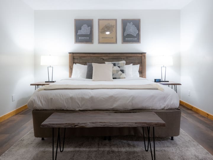 מיטת קינג סייז באחד משני חדרי השינה במרתף