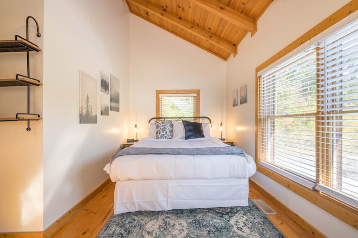 מיטת קווין סייז עם מיטת נדנדה בחדר השינה השני למעלה.