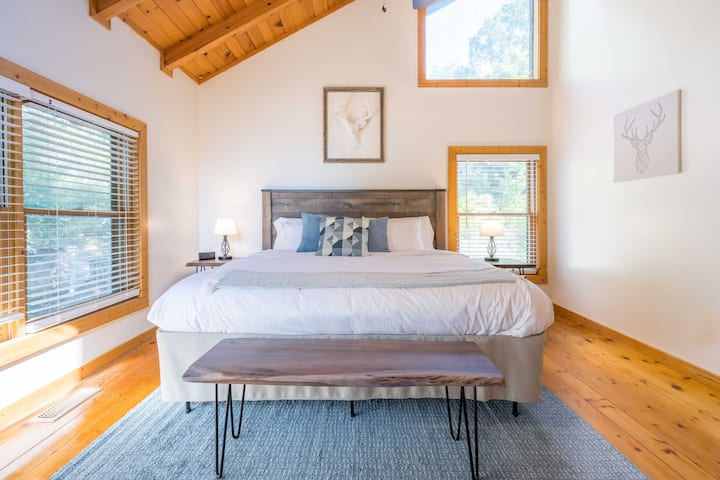 מיטת קינג סייז באחד משני חדרי השינה למעלה.