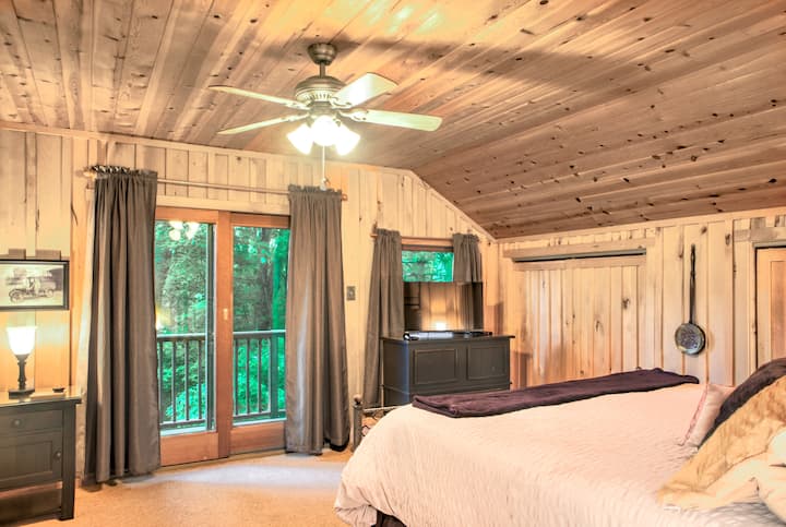 Spavaća soba s king size krevetom na gornjoj etaži s balkonom i pogledom na planine