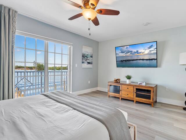 Waterfront 4BR Luxury Hollywood Beach Home & Views gallery image 5