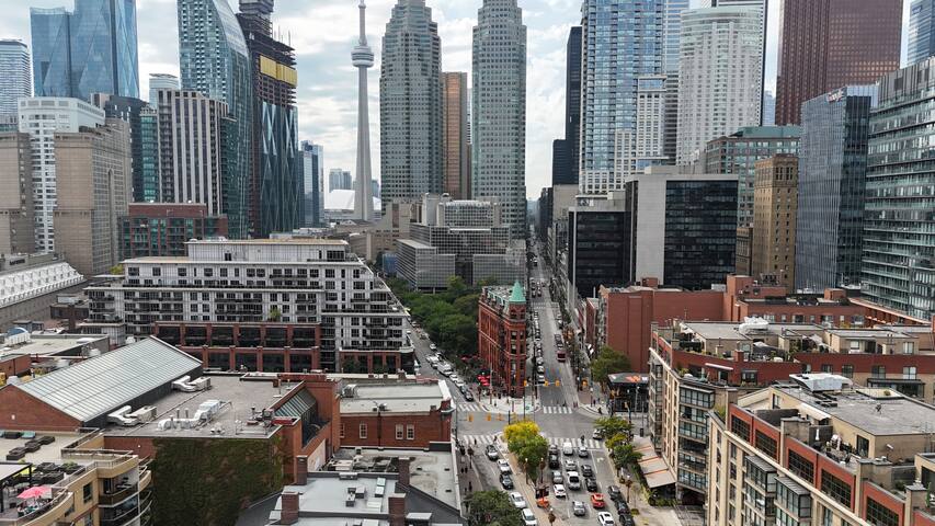 Lively Area Family Size Walk to St Lawrence Market