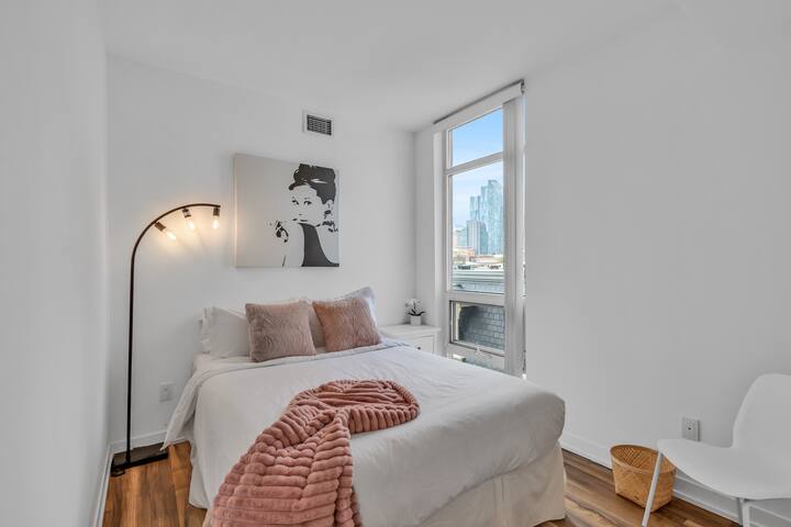 Lively Area Family Size Walk to St Lawrence Market gallery image 3