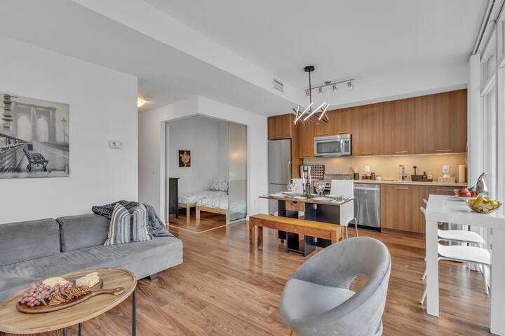 Lively Area Family Size Walk to St Lawrence Market gallery image 2