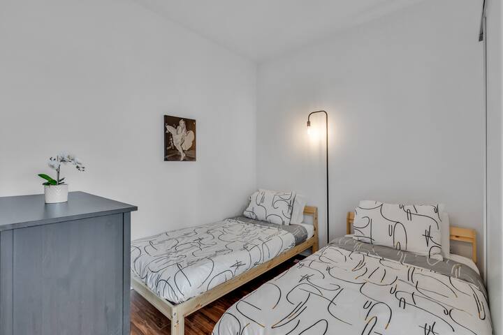 Lively Area Family Size Walk to St Lawrence Market gallery image 4