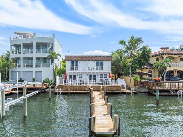 Hollywood 2BR 2.5BA Townhome Steps from the Beach