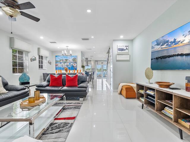 Hollywood 2BR 2.5BA Townhome Steps from the Beach gallery image 3