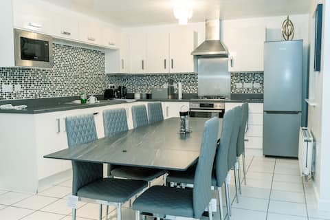 The Grace House
Entire 4bed detached