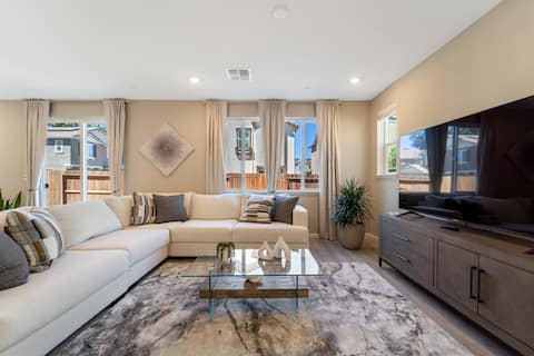 Executive New 4BR Retreat + Game Room Near Napa