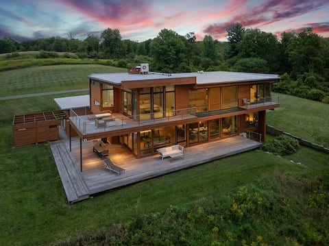 Lakeside Modern Escape | Gym • Kayaks • Fireplace