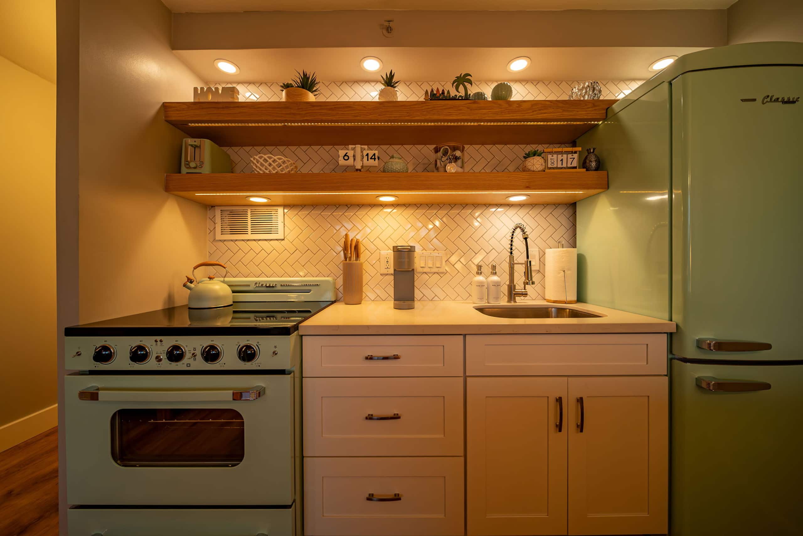 Luxury Waikiki Condo w/ Retro Charm & FREE Parking - Image 11