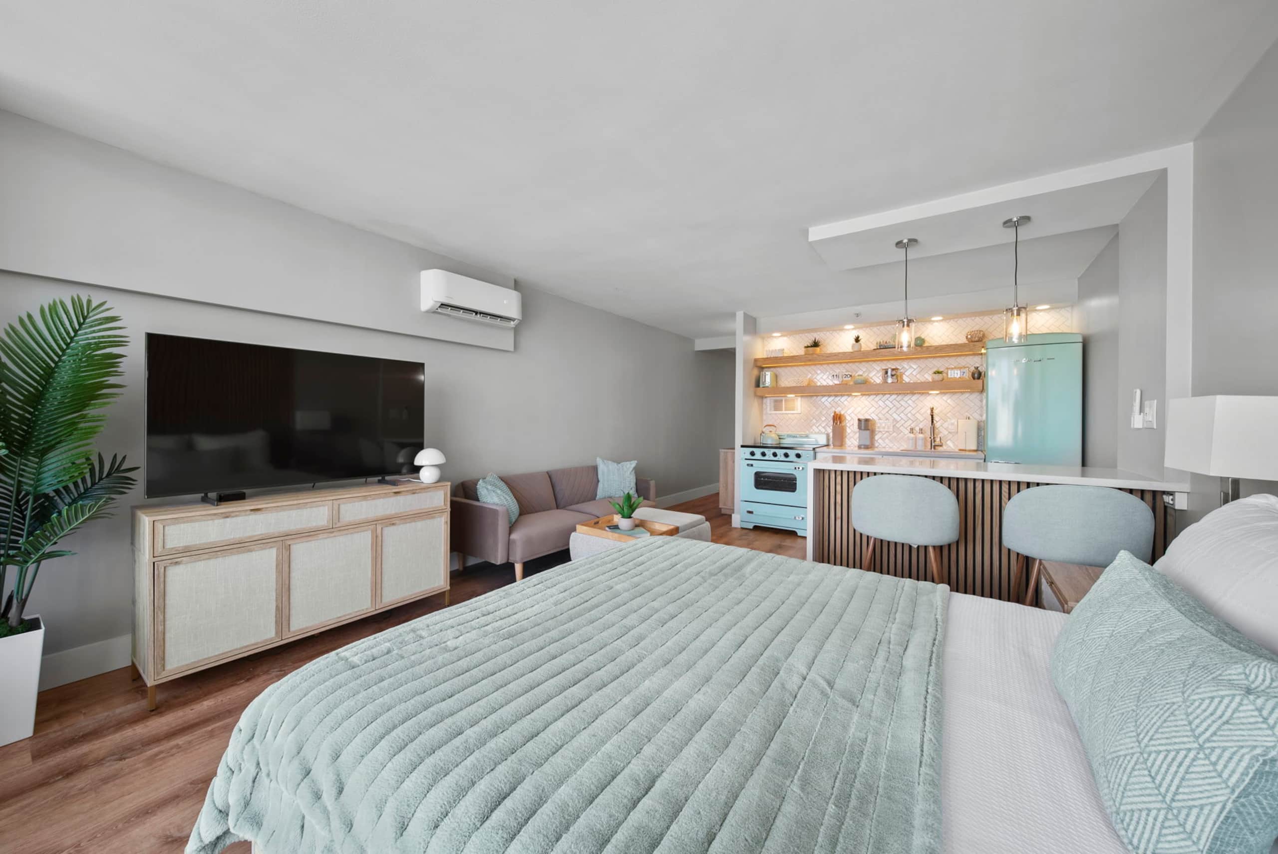 Luxury Waikiki Condo w/ Retro Charm & FREE Parking - Image 3
