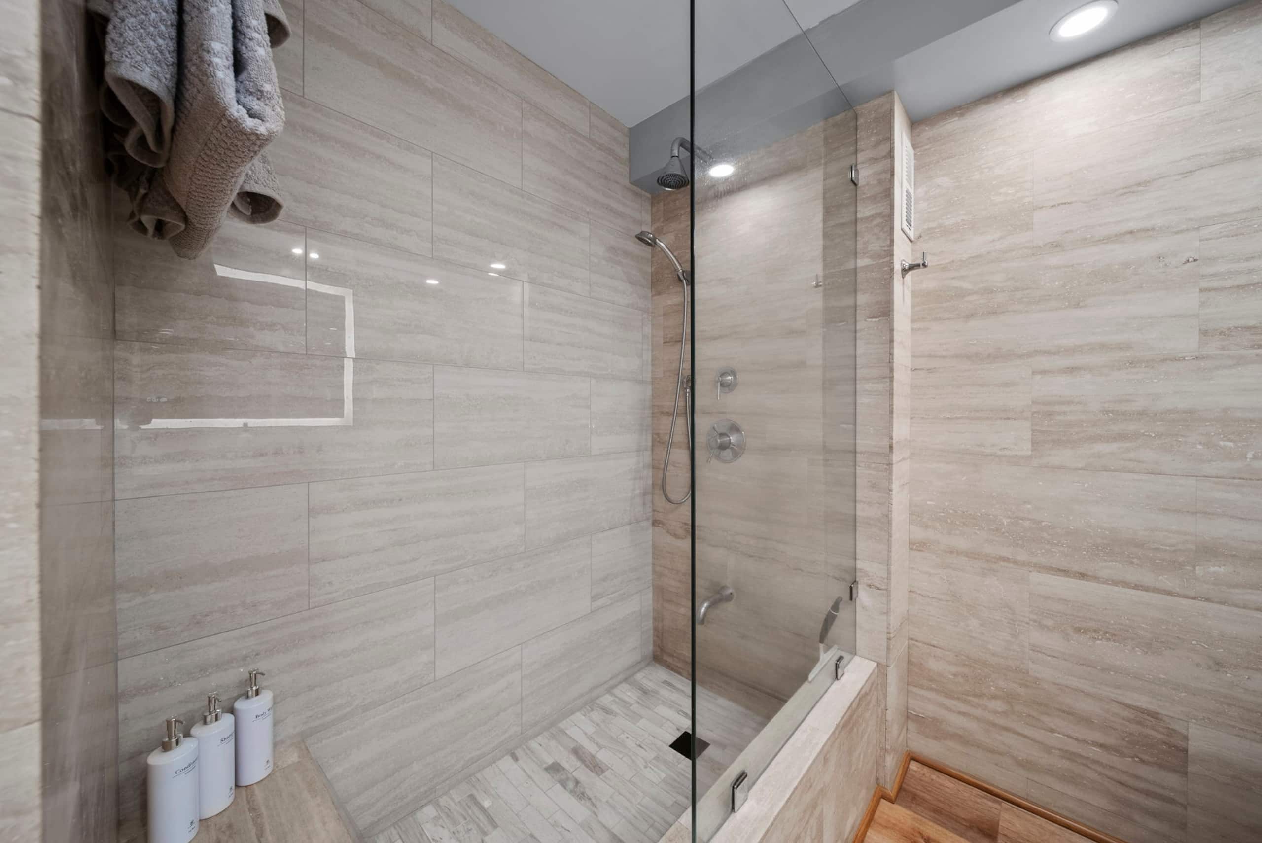 Luxury Waikiki Condo w/ Retro Charm & FREE Parking - Image 22