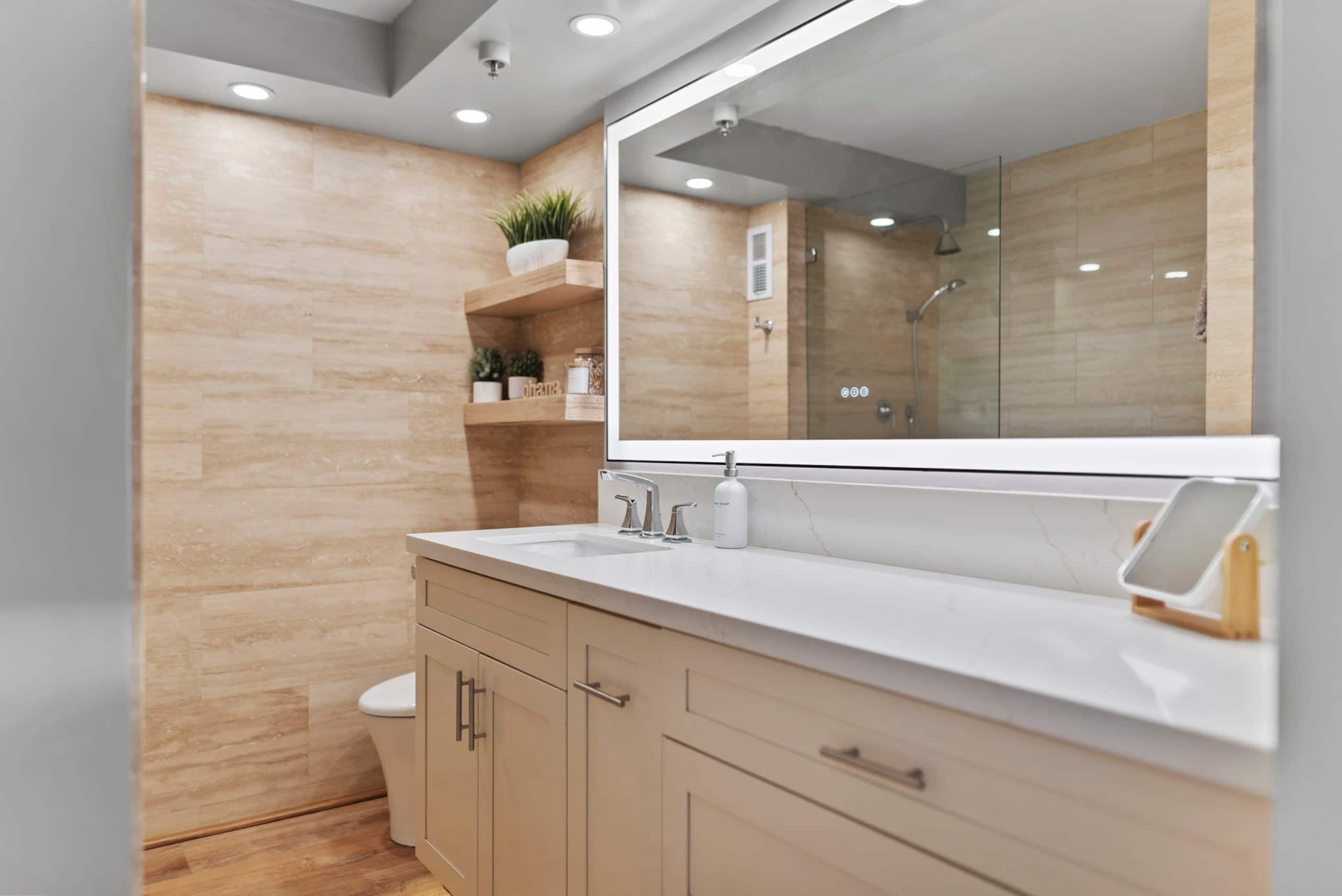 Luxury Waikiki Condo w/ Retro Charm & FREE Parking - Image 21