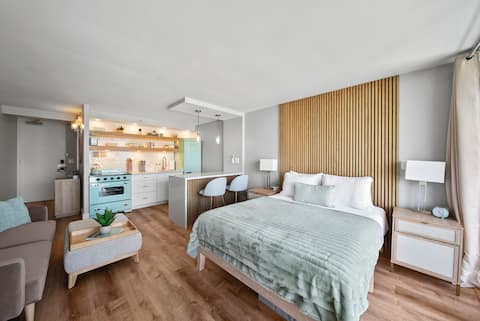Top performing Airbnb: Luxury Waikiki Condo w/ Retro Charm & FREE Parking in Urban Honolulu