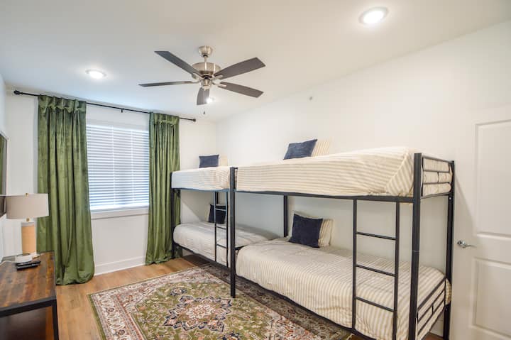 ห้องพัก 2 ชั้นมีเตียง 2 ชั้น (เตียงเดี่ยว 4 หลัง) ห้องนี้ยังมีสมาร์ททีวีขนาด 50 "และตู้เสื้อผ้าขนาดใหญ่ซึ่งมีหมอนและผ้าปูที่นอนเพิ่มเติม 