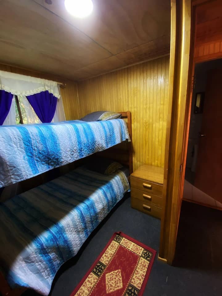 Camarote au kitanda cha ghorofa kilicho na mashuka, mablanketi na kifuniko tayari kimepangwa, tayari kutumika. taa ya mishumaa na bwawa la kuhifadhia nguo.