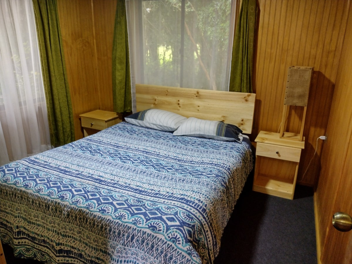 cama dos plazas, sabanas, frazadas y cobertor ya dispuestos, listas para usar. Cómoda o cajonera para guardar ropa, 2 veladores.