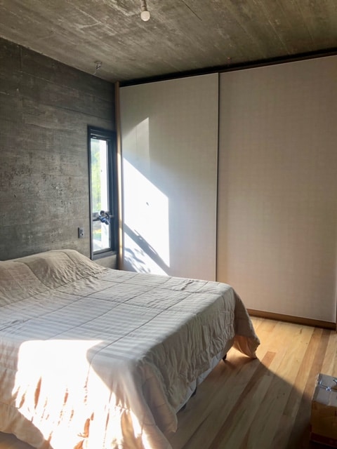 1 suitë kryesore me krevat dopio "queen"