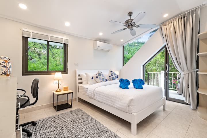 ตั้งอยู่ที่ชั้นบน (ชั้นบน)  ห้องนอน 2 และ 3 เข้าถึงได้จากบันไดด้านนอก