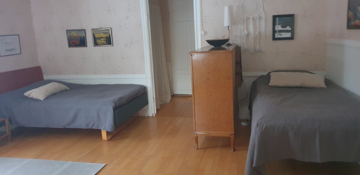 1 lôžko 120 cm 1 posteľ105 cm. Priestory na spanie sú oddelené zálivovými stenami.