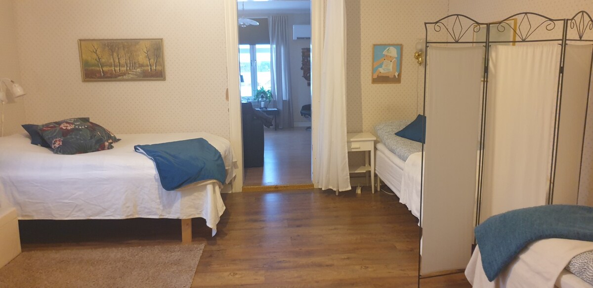 2 lôžka 80 cm 1 lôžko 140 cm. Priestory na spanie sú oddelené skladacími stenami a závesmi.