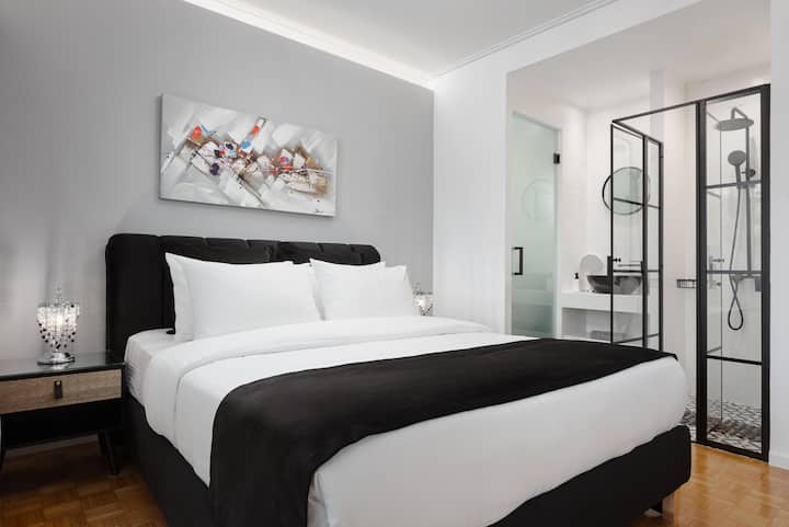 Spálňa s manželskou posteľou veľkosti Queen / vlastnou kúpeľňou