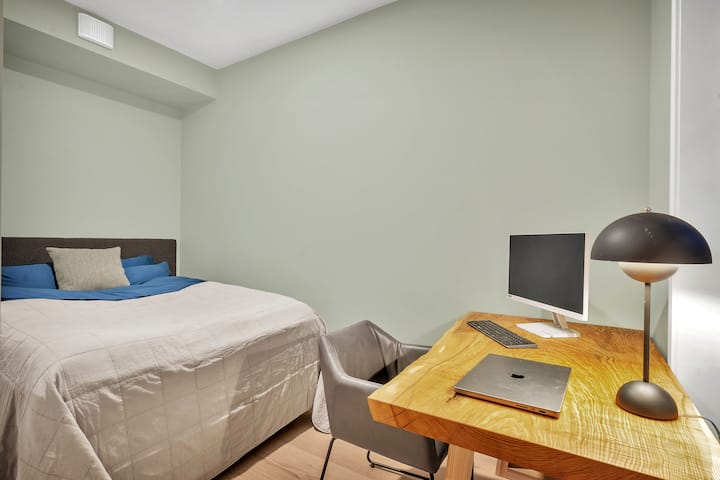 The upstairs guest bedroom and office features a comfortable bed and work desk.

The desk is built from what was the oldest tree in Oslo (350+ years old Ash) when it had to be taken down. You can see the most beautiful complexions in the wood.