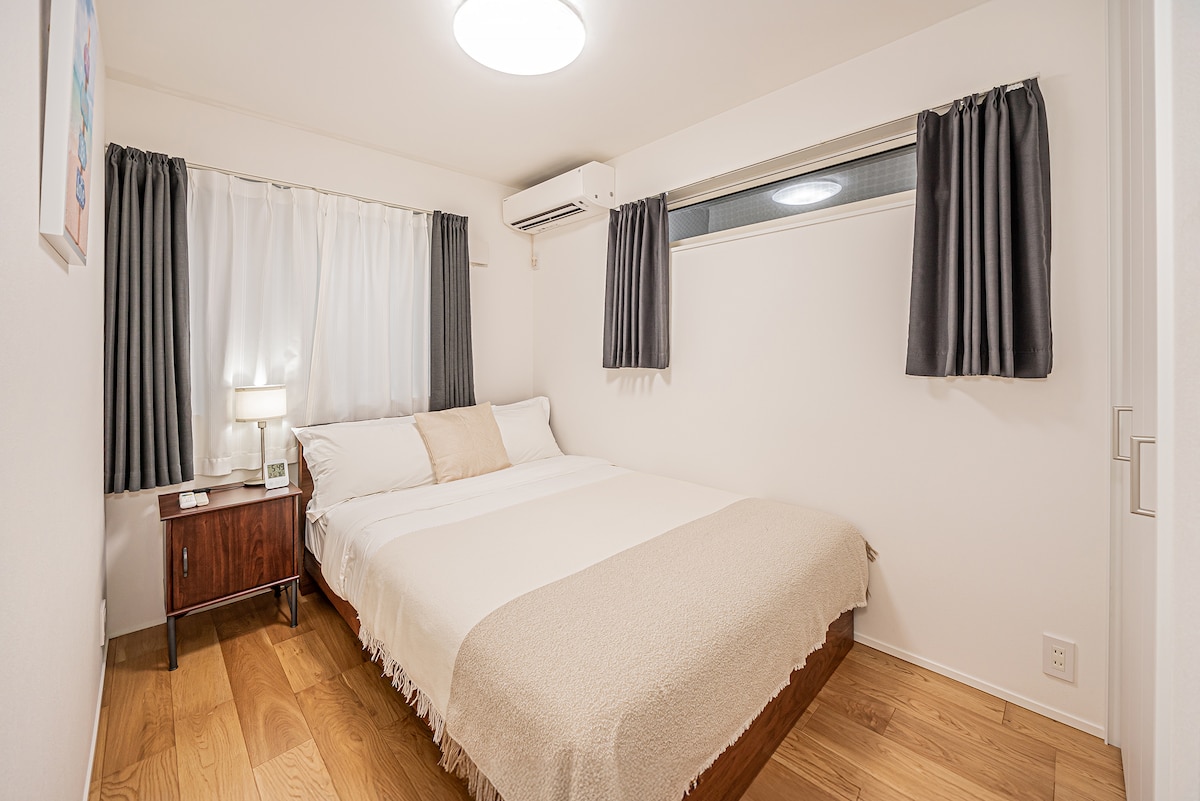 安静舒适的卧室｜一楼，配备1.4米宽的席梦思床垫｜高档酒店床单和床上用品，均经过高温熨烫