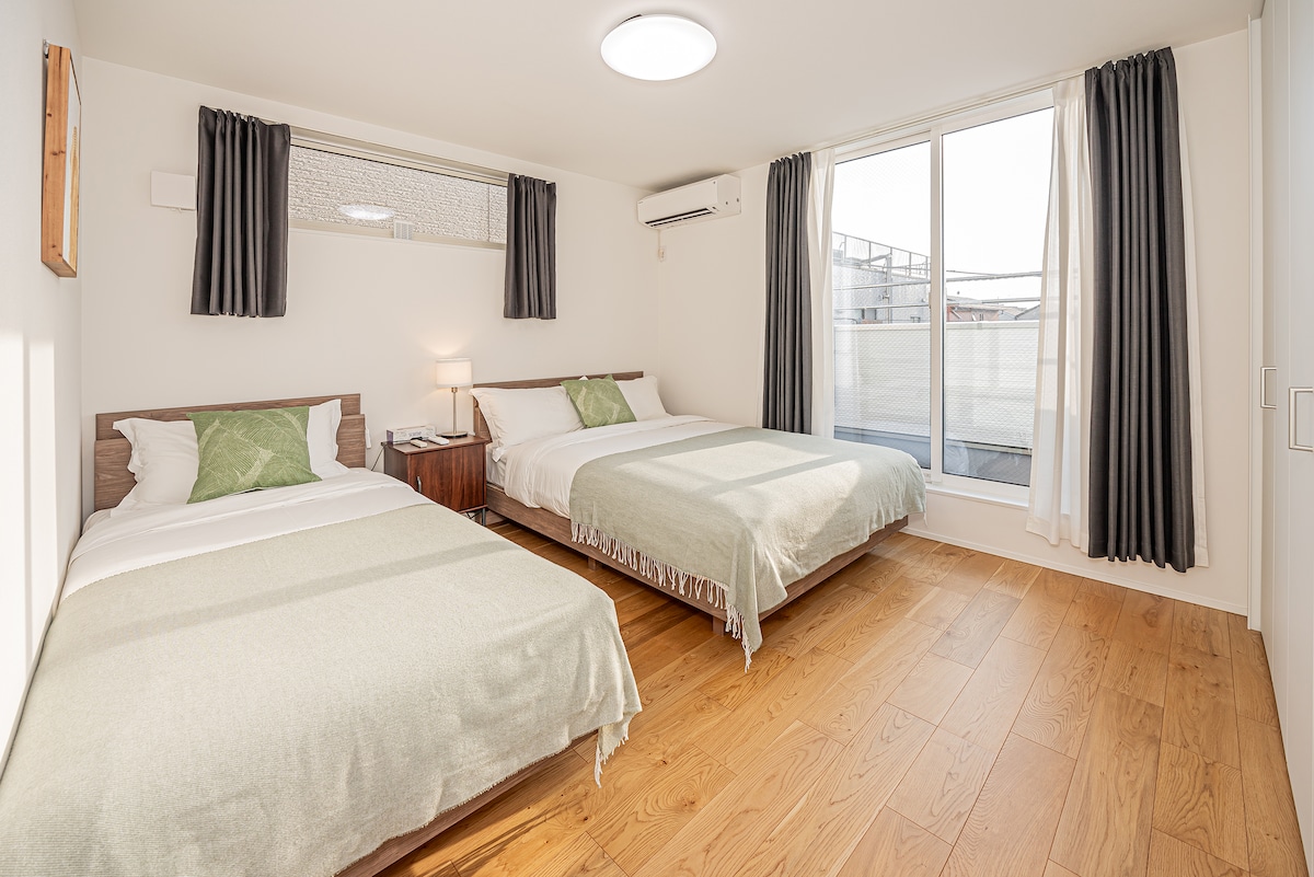 安静舒适的卧室｜三楼（3楼），配备一张1米宽和一张1.4米宽的席梦思床垫｜高档酒店床单和床上用品，均经过高温熨烫