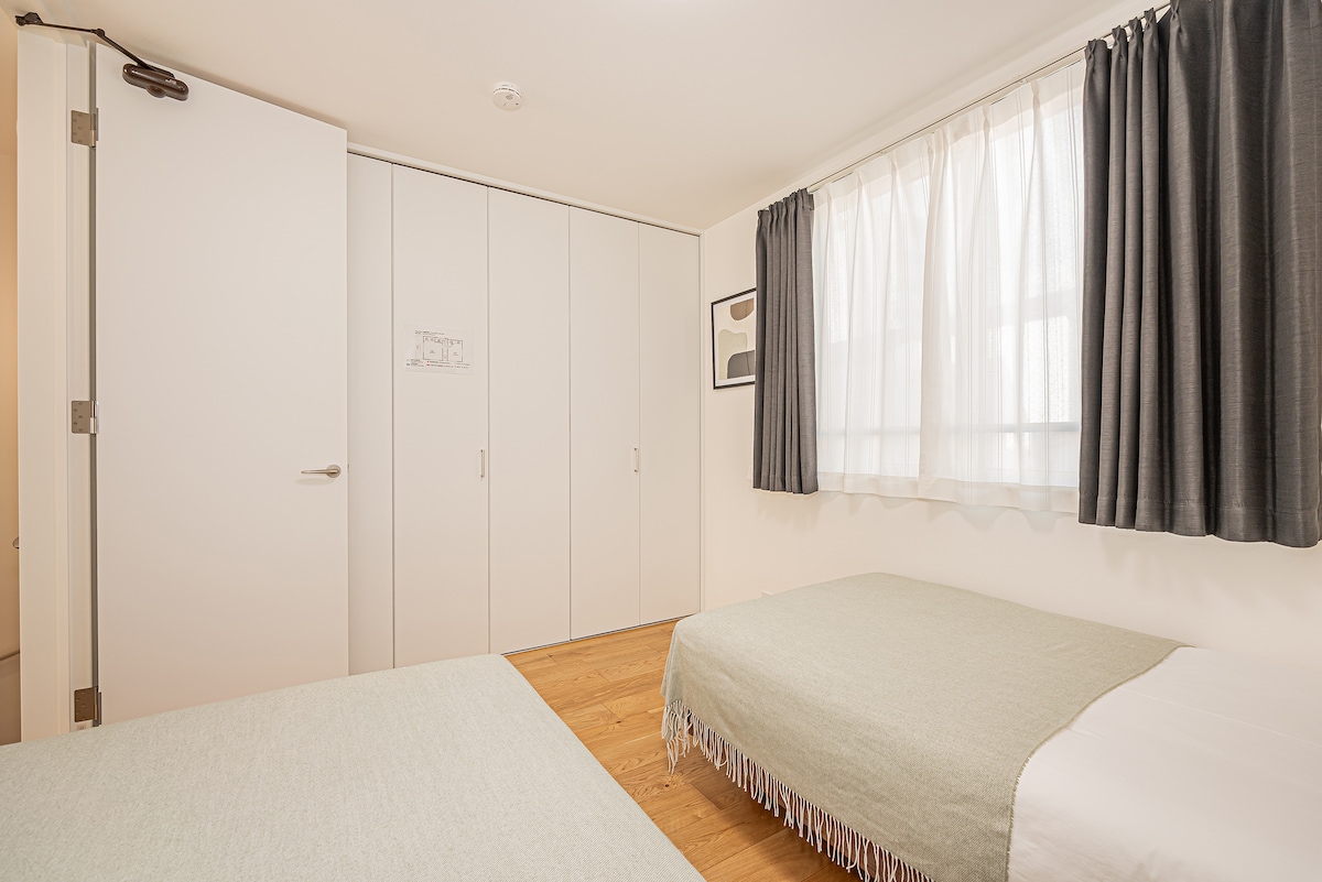 安静舒适的卧室｜三楼，配备两张1米宽的席梦思床垫｜高档酒店床单和床上用品，均经过高温熨烫