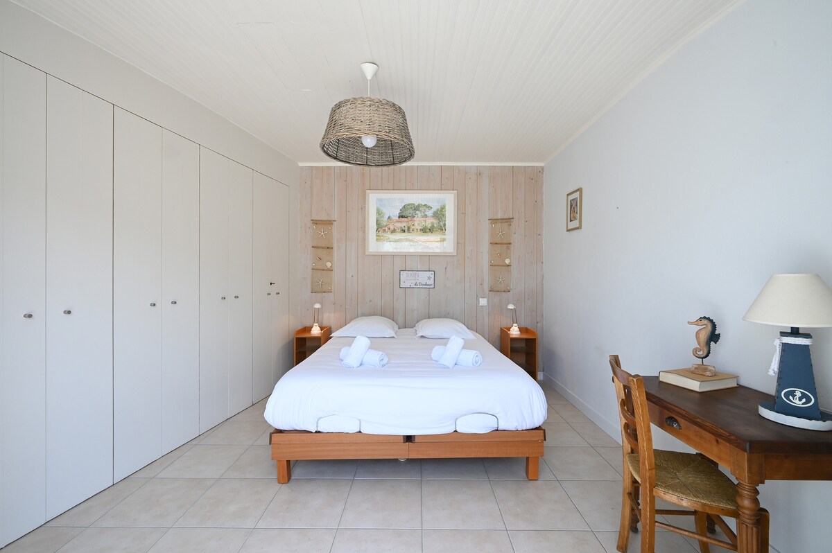 Dvojlôžková izba so vstavaným úložným priestorom - Pohodlná izba s manželskou posteľou Queen a úložným priestorom na bezstarostný pobyt.