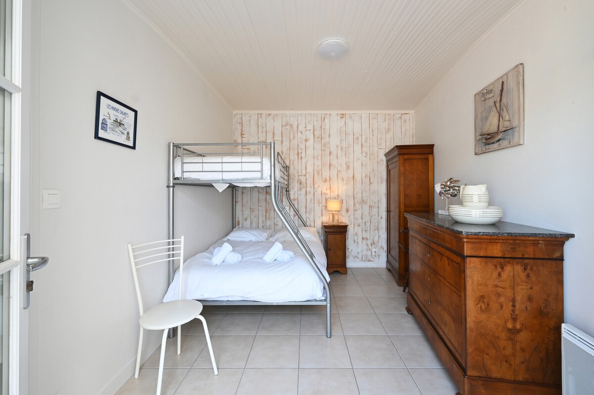 Dvojlôžková izba v elegantnom štýle - priestranná spálňa s manželskou posteľou, ktorá ponúka relaxačné prostredie na dobrý spánok.