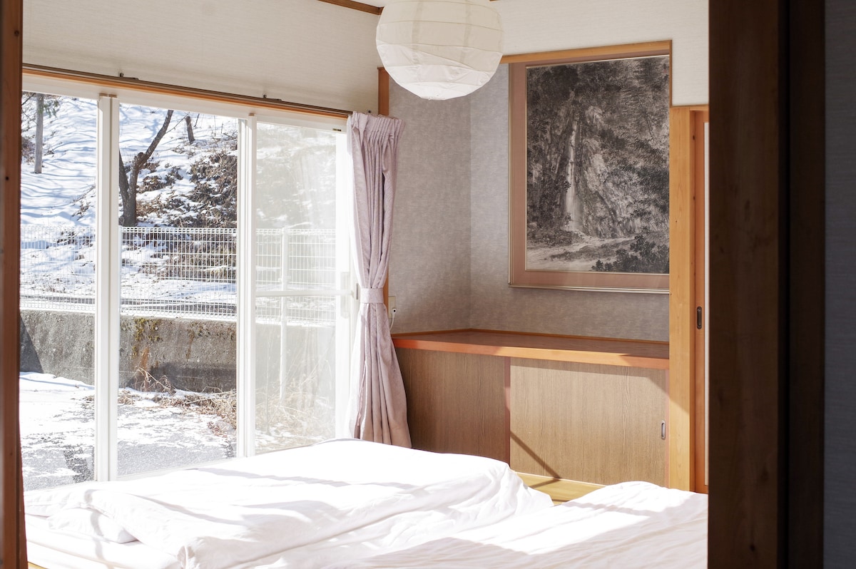 写真は床置きマットレスですが、実際はコアラマットレス（ダブル）を2台ご用意しています｜写真はフロアマットレスですが、コアラダブルマットレスが2台ご用意しています