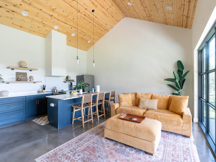 *Modern Hill Country Escape W/ Expansive Patio* - Texas