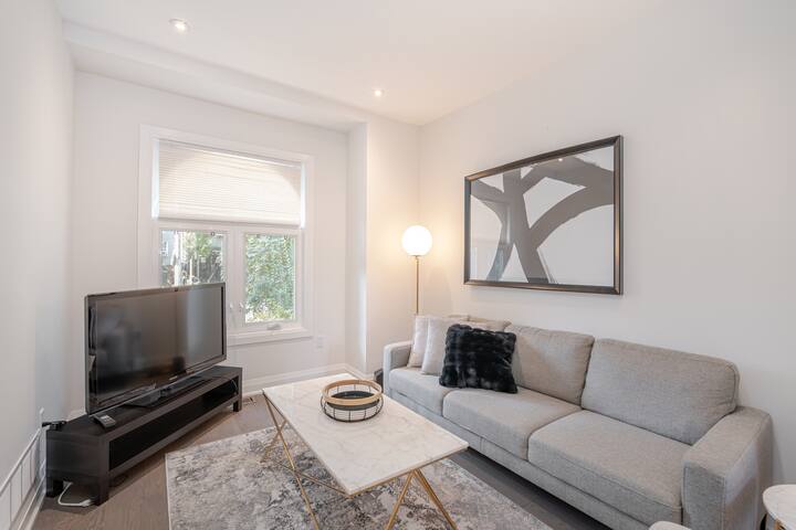 Luxury Spacious 5 Bed 3 Bath Downtown w Parking gallery image 2