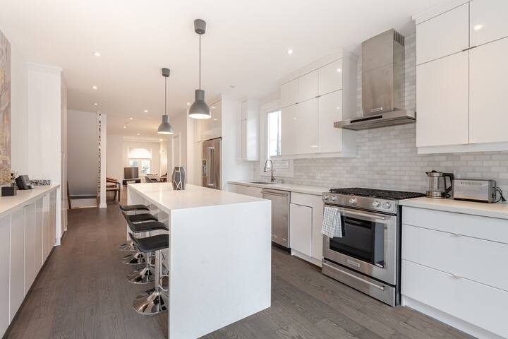 Luxury Spacious 5 Bed 3 Bath Downtown w Parking gallery image 4