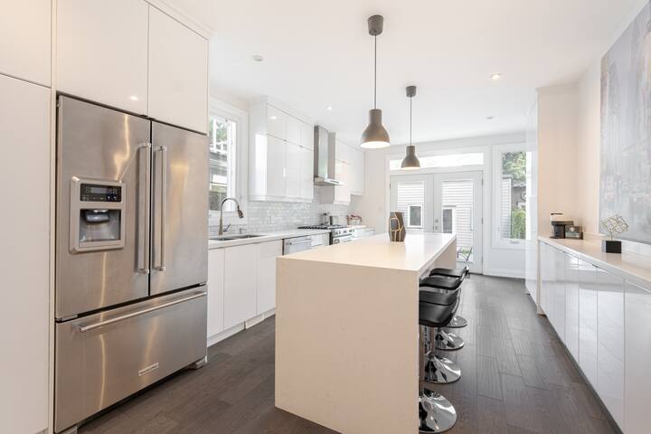 Luxury Spacious 5 Bed 3 Bath Downtown w Parking gallery image 5