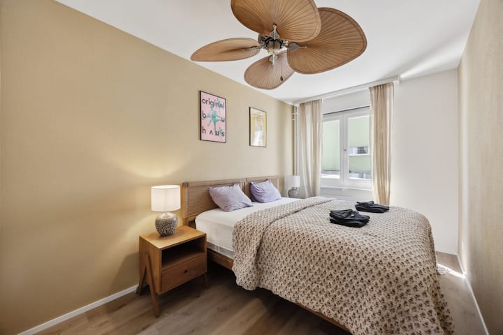 ห้องนอนที่เงียบสงบพร้อมเตียงคิงไซส์ที่นุ่มสบาย!
ห้องนอนที่กว้างขวางนี้มีเตียงคิงไซส์คุณภาพสูงเพื่อการนอนหลับพักผ่อนเต็มอิ่มในยามค่ำคืน เหมาะสำหรับการพักผ่อนหลังจากวันที่ยาวนาน เป็นที่พักที่อบอุ่น เงียบสงบ และตกแต่งอย่างทันสมัย