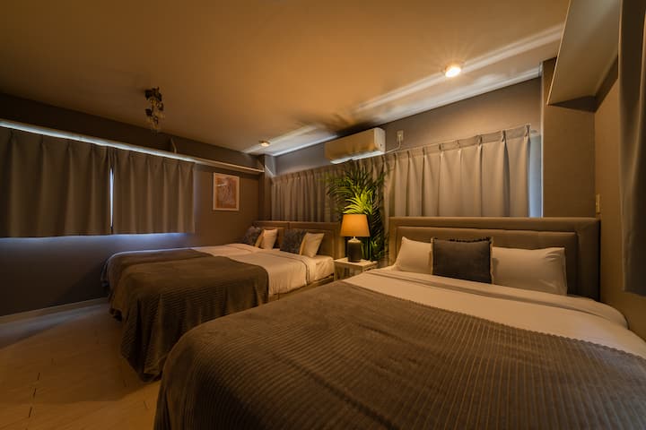 Ova spavaća soba ima ukupno 4 kreveta, 2 bračna kreveta i 2 kreveta za jednu osobu.