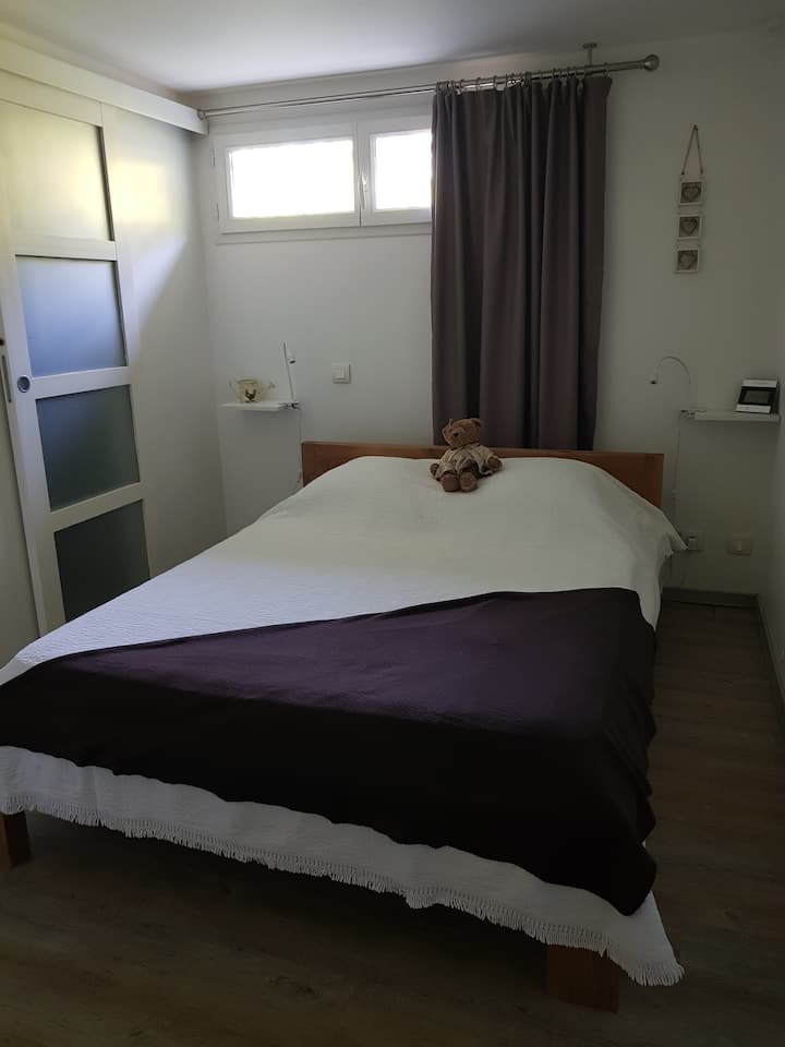 Dormitorio cama 140 con cuarto de baño contiguo (con posibilidad de añadir una cuna paraguas)