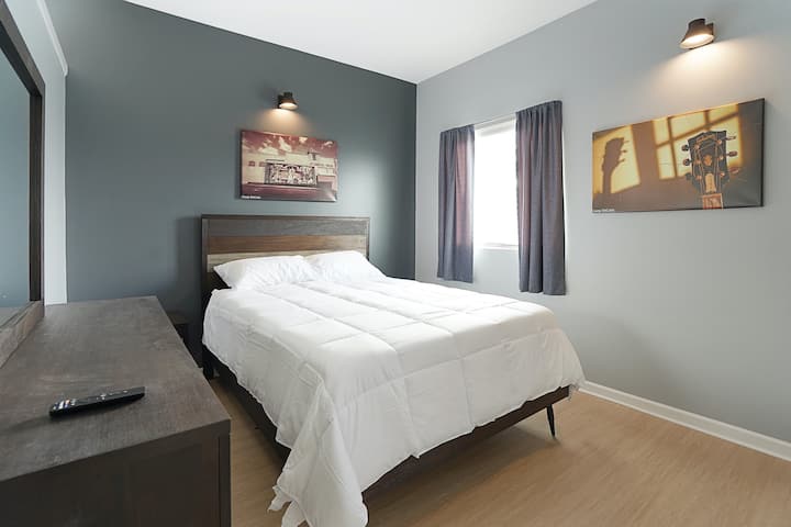 Опуштете се во брачен кревет (широк 150-179 см) и уживајте во лична телевизиска забава со Hulu и Netflix за да го подобрите вашето искуство!