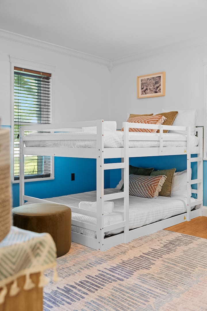 El dormitorio 4 está equipado con lujosas sábanas, lo que garantiza un sueño acogedor y cómodo en las literas dobles.