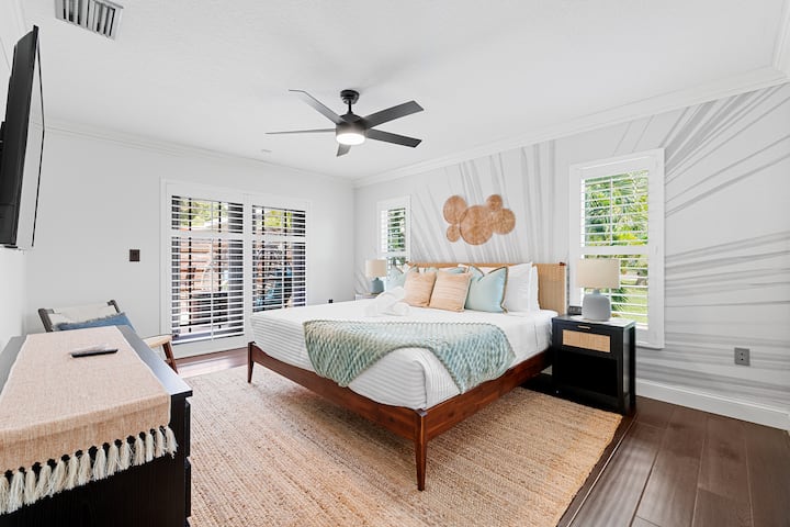 El dormitorio principal está equipado con persianas que oscurecen la habitación, lo que proporciona un entorno relajante para una noche de sueño perfecto.