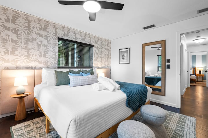 El dormitorio 2 cuenta con un hermoso interior, con una cama tamaño king, ventilador de techo y TV, lo que crea un refugio elegante y acogedor.