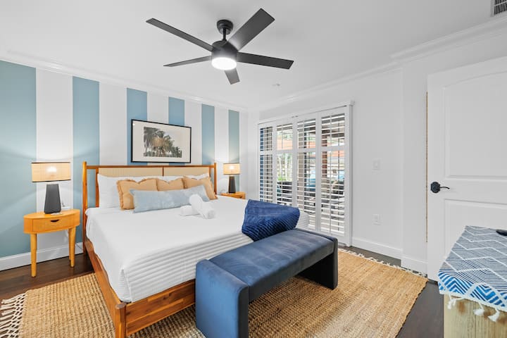 El dormitorio 3 ofrece una cama tamaño king y un ventilador de techo, lo que garantiza una estancia tranquila y cómoda.