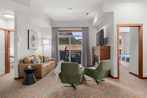 Top Airbnb: Top Floor | Stunning Mountain View | Pool & HotTub in Alberta Rockies