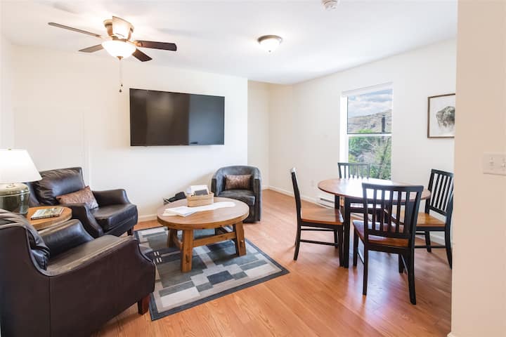 Lamar Room | Apartment Steps From Yellowstone Park - Gardiner, MT