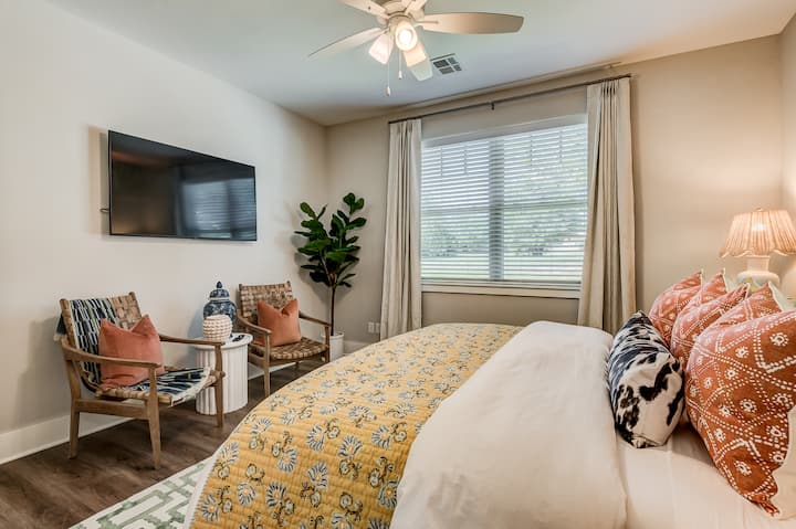 Veľká manželská posteľ s vlastnou kúpeľňou