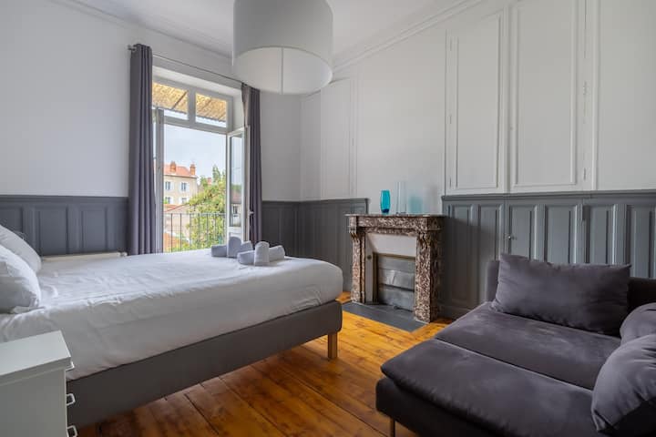 ห้องนอนใหญ่มองเห็นลานที่เงียบสงบมาก นี่คืนของคุณน่ารักมาก